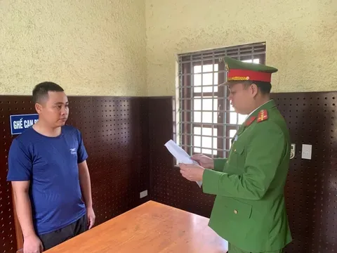 Bắt khẩn cấp Vũ Văn Tuấn không chấp hành kiểm tra nồng độ cồn, tông xe CSGT