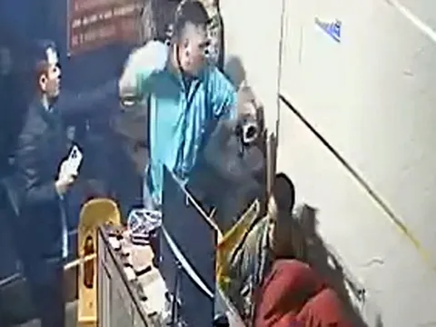 Tài xế xe công nghệ bị tố đánh người giữa đêm ở Hà Nội: Camera ghi lại gì?