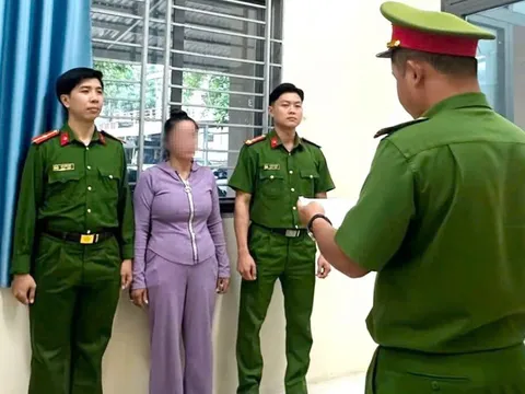 Cảnh sát ập vào quán cà phê T&T, bắt quả tang 2 cặp nam nữ đang làm chuyện động trời, danh tính ngỡ ngàng