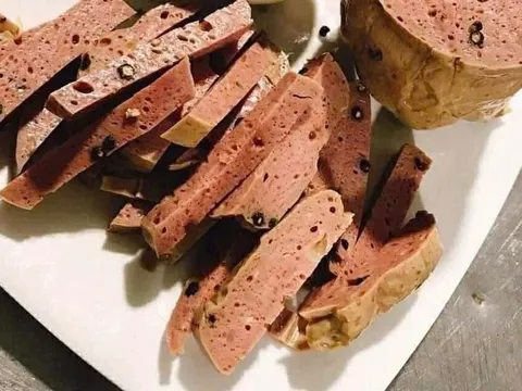 Vì sao Nguyễn Út (SN 1967), chủ cơ sở kinh doanh giò chả bị khởi tố?