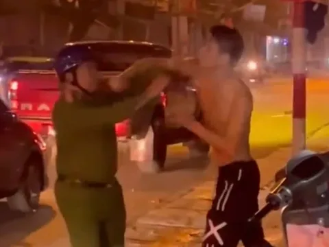 Hé lộ đáng chú ý về thanh niên cởi trần cầm 2 con dao lao ra đường chặn xe, đấm công an