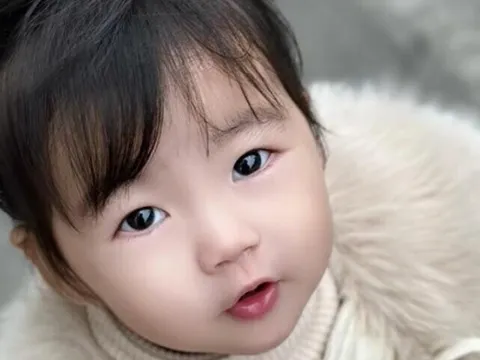 Mẹ đi xuất khẩu lao động gửi con gái xinh xắn ở quê cho bà ngoại chăm, nửa năm về không nhận ra đứa trẻ