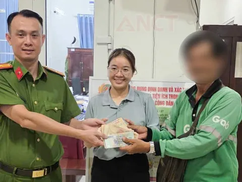 Cô gái vỡ òa niềm vui nhờ công an tìm lại được 131 triệu đồng đánh rơi trên đường
