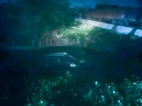 Chùm ảnh: Hiện trường kinh hoàng tàu hỏa hất văng ô tô xuống mương nước ở Hà Nội, tình trạng đáng chú ý của tài xế