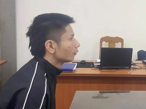 Danh tính đối tượng cầm 2 dao chém người đi đường, đấm công an ở Hà Nội vừa bị tạm giữ với quá khứ bất hảo