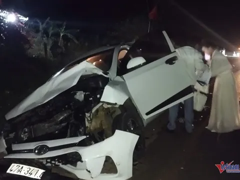 Ô tô con nát đầu sau cú tông mạnh của xe tải, hậu quả vô cùng đau lòng