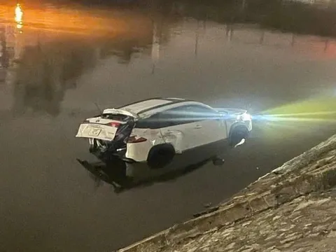 Hiện trường tài xế ô tô lao xe xuống sông Tô Lịch lúc rạng sáng