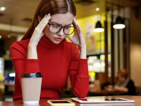 Sau buổi họp lớp, chồng tách lẻ đi với bạn khác giới, vợ theo dõi thì sững sờ với sự thật