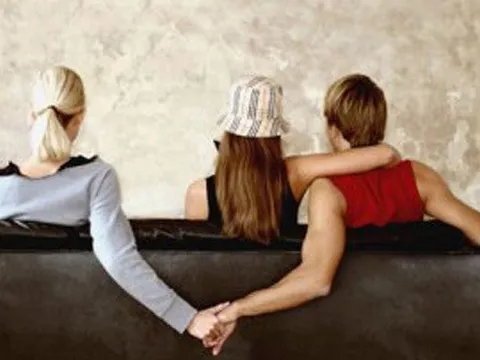 Đến nhà bạn gái chơi, tôi sốc nặng khi gặp cảnh mẹ cô ấy ngoại tình