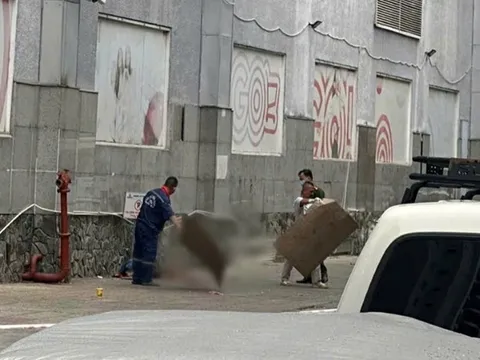 Hiện trường ám ảnh vụ người đàn ông tử vong sau khi rơi từ tầng cao chung cư Phú Thạnh