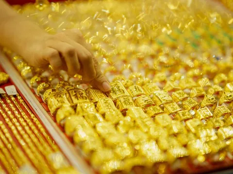Giá vàng ngày 20/3: Vàng thế giới tiếp đà rơi thẳng đứng, vàng trong nước giảm mạnh cả vàng miếng, vàng nhẫn, cụ thể còn bao nhiêu tiền/lượng?