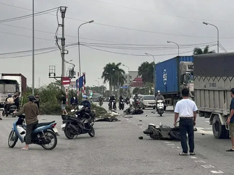 Hiện trường kinh hoàng tai nạn xe tải bất ngờ va chạm với 3 xe máy, 2 người tử vong tại chỗ ở Ninh Bình