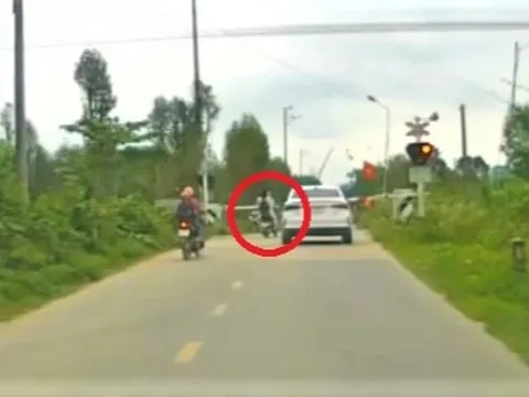 Lạnh gáy khoảnh khắc 2 nữ sinh lao qua đường ray ngay trước mũi tàu hỏa