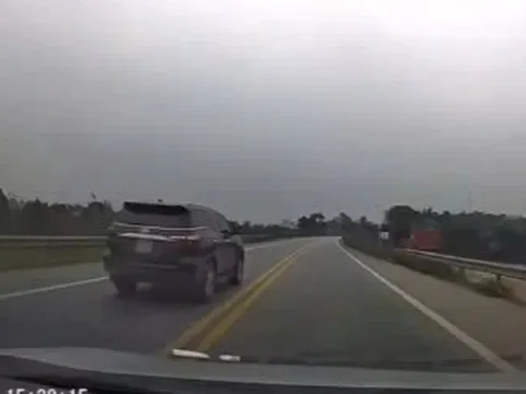 Ô tô biển xanh đi sai làn đường trên cao tốc, tài xế nhận ngay tin buồn