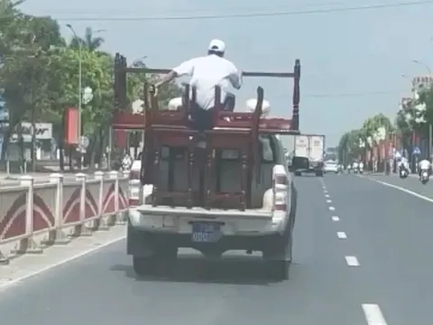 Bất ngờ lý do tài xế ô tô bán tải biển xanh chở người trên thùng xe để giữ bàn, ghế