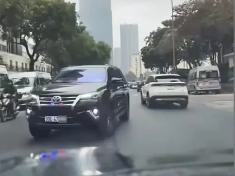 Danh tính tài xế ô tô tự lắp đèn ưu tiên rồi chạy trên phố Hà Nội