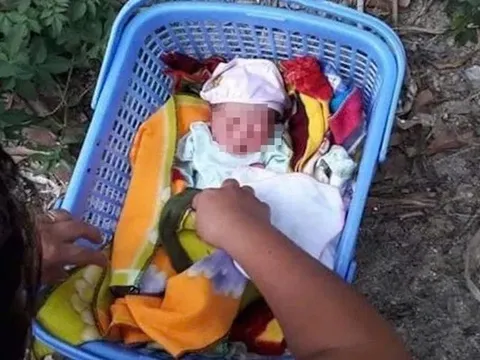 Dòng chữ xót xa bên cạnh bé trai sơ sinh bị bỏ rơi, đọc mà rớt nước mắt