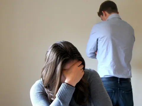 Người yêu cũ hẹn tôi đến khách sạn, sự thật khiến tôi choáng váng