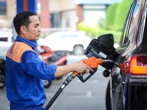 Giá xăng ngày 25/3: Giá xăng Petrolimex tăng mạnh trong đêm, cụ thể là bao nhiêu tiền 1 lít?