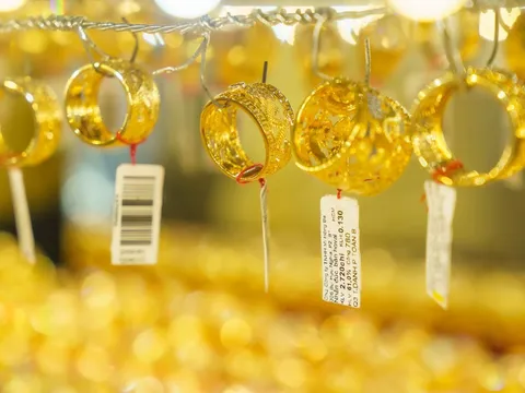 Giá vàng 25/3: Vàng miếng, giá vàng nhẫn đồng loạt tăng vọt tới gần 7 triệu đồng, cụ thể là bao nhiêu tiền 1 chỉ?