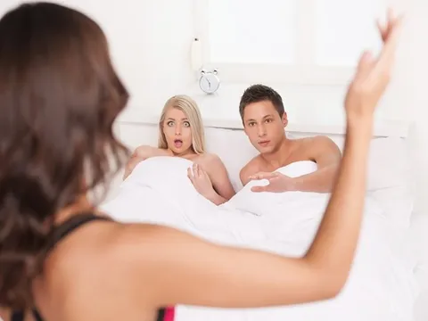 Mẹ chồng kéo con dâu xông thẳng vào phòng khách sạn bắt quả tang bố chồng làm chuyện động trời