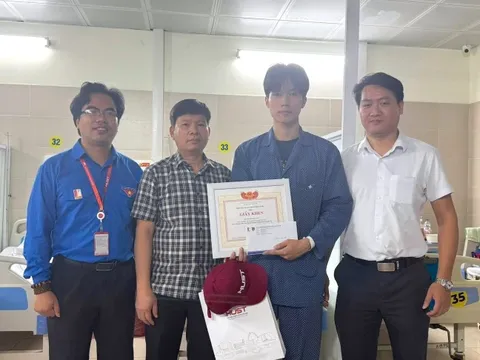 Giám đốc ĐH Bách khoa Hà Nội khen thưởng Nguyễn Lê Tú vì lao vào đám cháy cứu người