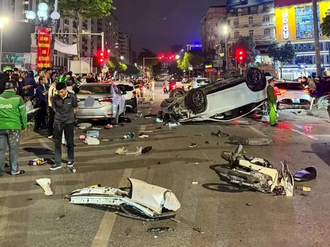 Lexus "phơi bụng" sau cú tông kinh hoàng 5 ô tô và 1 xe máy ở Hà Nội: Hiện trường vỡ nát, tiết lộ về tài xế thời điểm gây tai nạn