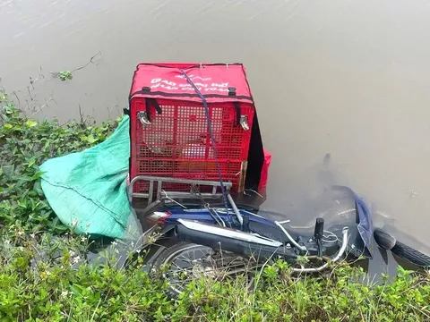 Thi thể nam shipper dưới mương nước ở Ninh Bình: Xót xa hình ảnh tại hiện trường