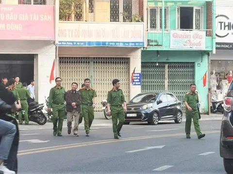 Nhiều Công an có mặt tại nơi làm việc, nơi ở của giám đốc Trung tâm dịch vụ đấu giá Lâm Đồng, ông Dương Văn Tám được dẫn đi