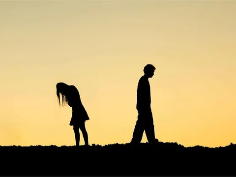 Chồng đi qua đêm với bạn học cũ, tôi theo dõi thì chết điếng với hành động lúc 0 giờ