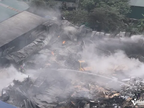 Những hình ảnh nhói lòng từ vụ cháy kho xưởng làm 1 người tử vong ở Hà Nội