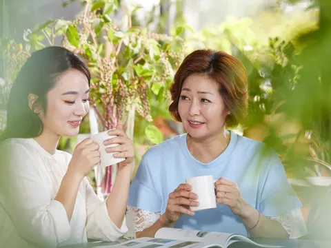 Mẹ chồng đưa cho tôi 1 tờ giấy, tôi chết lặng vì quá khứ của người đầu gối tay ấp mỗi đêm