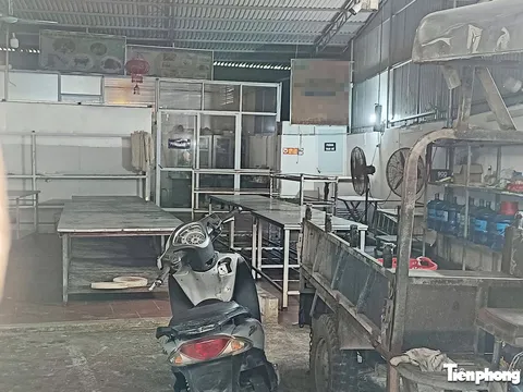 Những hình ảnh rùng mình bên trong "căn bếp" của Công ty Cường Phát cung cấp thịt lợn nhiễm bệnh vào trường học ở Hà Nội