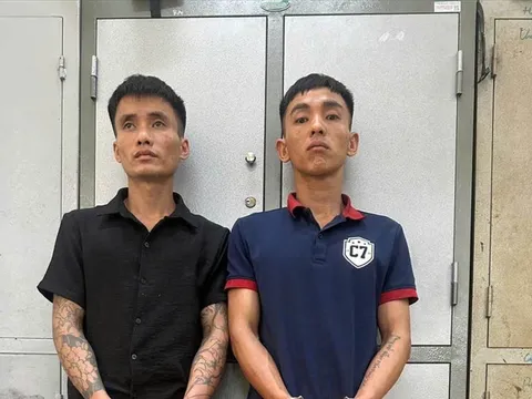 Phát hiện Quách Văn Tín và Nguyễn Văn Tâm làm 1 việc tại phòng trọ, công an lập tức đưa đi