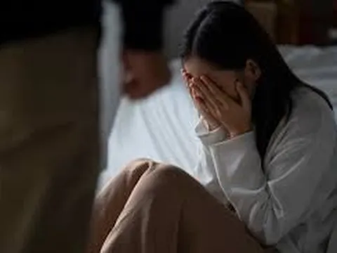 Thấy hành động của bố chồng U70 khi lén nhìn qua cánh cửa phòng, con dâu không nói lên lời