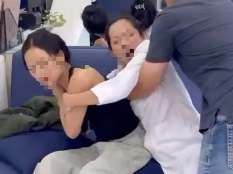 Người phụ nữ mặc áo blouse trắng được cho là tấn công khách hàng trong phòng khám là ai?