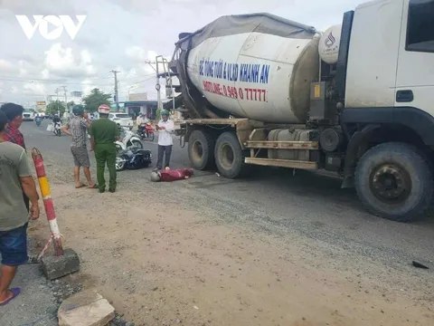 Xe máy va chạm xe trộn bê tông, một phụ nữ bị cán tử vong tại chỗ