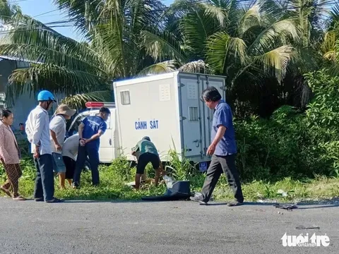 Nóng: Va chạm với xe chở phạm nhân, một phụ nữ chết tại chỗ