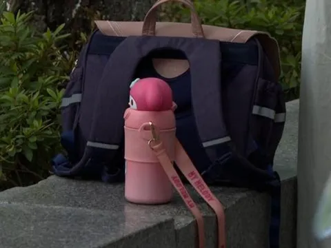 Chức năng "lạ" trên bình giữ nhiệt học sinh khiến các phụ huynh tranh cãi gắt: Cha mẹ có cần phải kiểm soát con đến mức này?