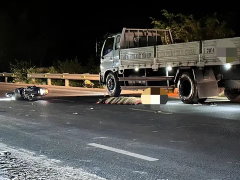 Nam thanh niên 20 tuổi tử vong tại chỗ do tông vào đuôi xe tải đậu ven đường