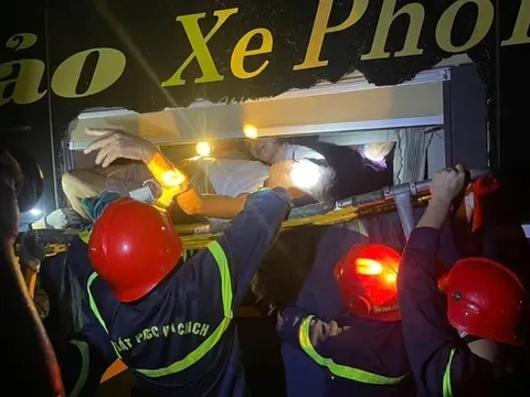 Giây phút nghẹt thở: Cảnh sát đập cửa kính cứu 11 nạn nhân trong vụ tai nạn liên hoàn trên cao tốc La Sơn-Túy Loan