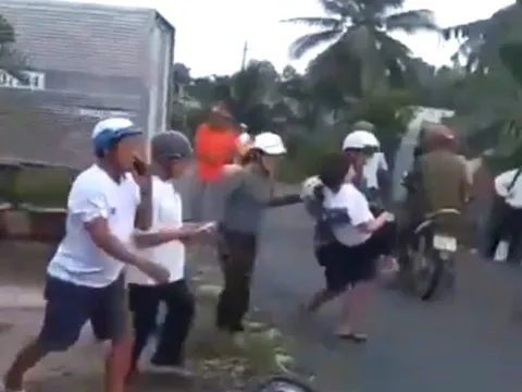 Lái xe máy va chạm với ô tô tải đang rẽ, nữ sinh 16 tuổi tử vong