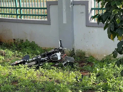 Đi xe đạp điện tông vào tường rào trường học, nam sinh 16 tuổi tử vong thương tâm