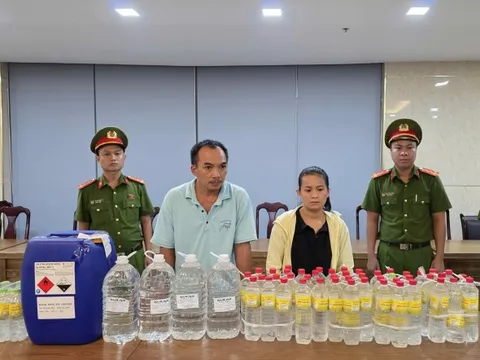 Bắt quả tang cơ sở dùng axit axetic công nghiệp trộn với nước giếng khoan để sản xuất hàng ngàn lít giấm ăn mỗi ngày