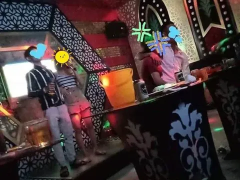 Chỉ đi karaoke với đối tác, tôi có nguy cơ mất vợ vì tờ hóa đơn ghi tiền bo "tay vịn"