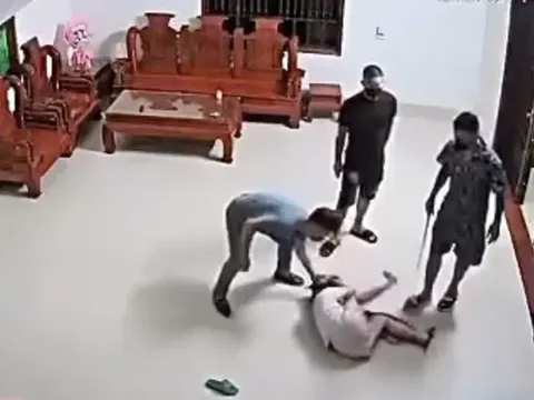 Phẫn nộ: Ba người đàn ông xông vào nhà hành hung một phụ nữ giữa đêm