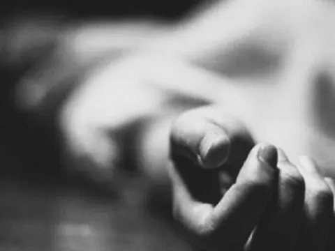 Mẹ kế máu lạnh ra tay với bé gái 6 tuổi, camera hàng xóm phơi bày tội ác