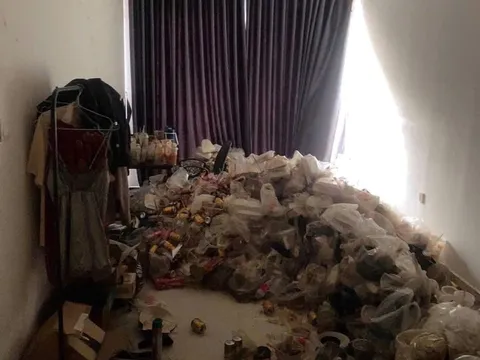 Chủ nhà “xỉu ngang” khi mở cửa căn hộ sau 6 tháng cho thuê: Rác chất cao như núi, chung cư cao cấp hóa... ổ chuột!