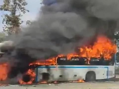 Xe khách giường nằm cháy rừng rực trên QL18, hành khách thoát nạn trong gang tấc