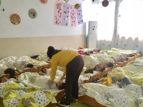 Một bé trai tử vong trong giờ ngủ trưa tại trường mầm non, nguyên nhân chỉ vì 1 thói quen tưởng chừng vô hại của người lớn
